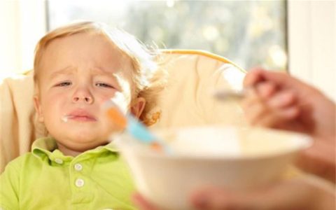 孩子总是吃饭的时候哭闹什么原因